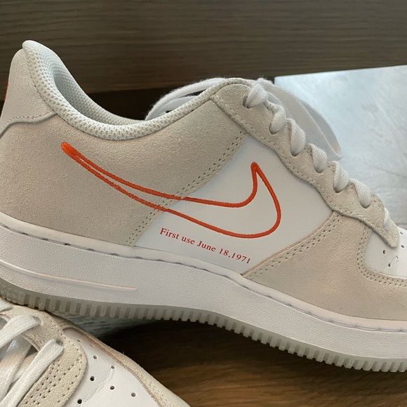 Nike Women’s Air Force 1 ‘07 SE ‘First Use Cream’ size 7.5 in White/Orange - Picture 4 of 8